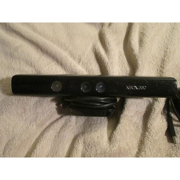 Microsoft Kinect Sensor with Kinect Adventures for Xbox 360 - Picture 3 of 4